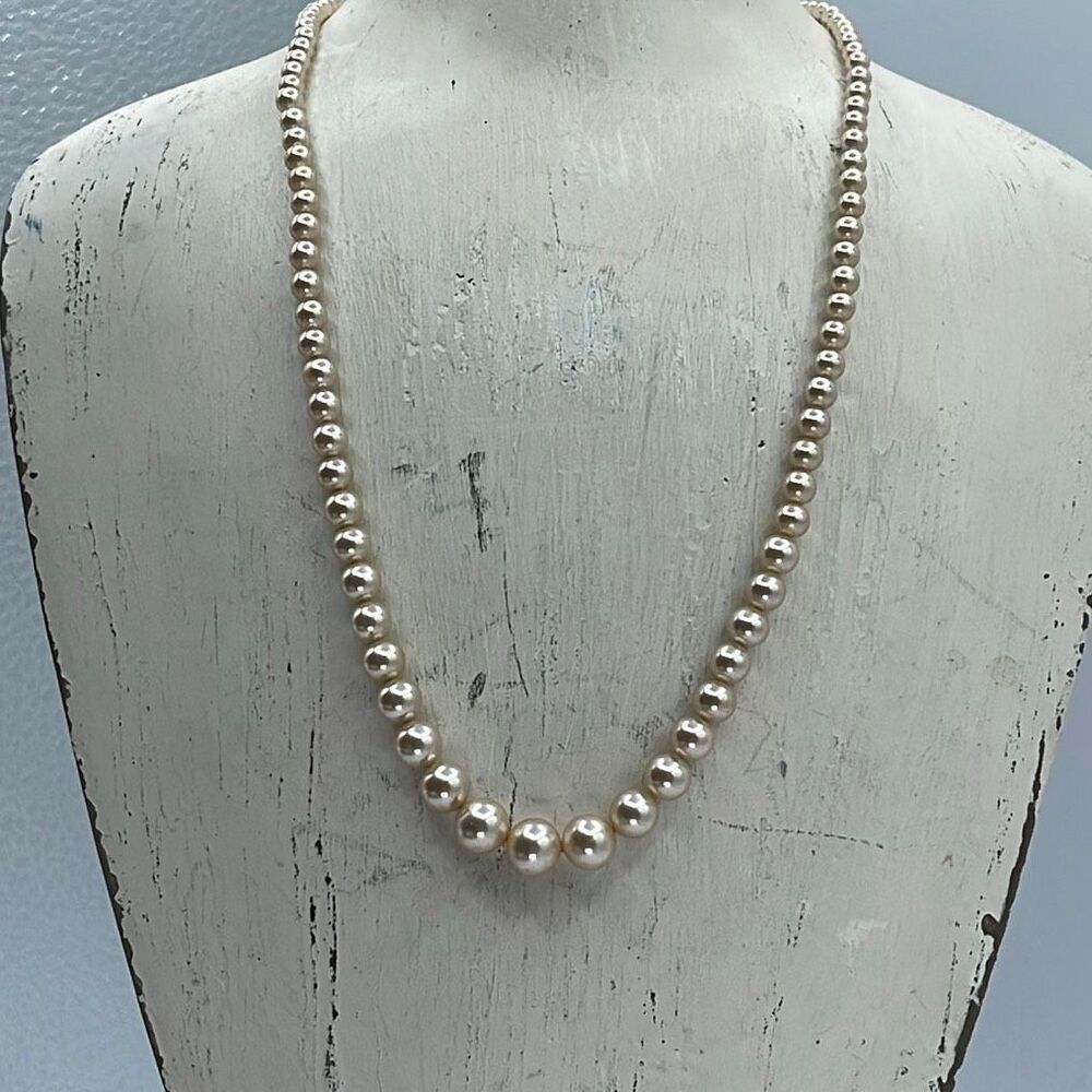 Vintage creamy glass faux pearls ascending in size necklace.